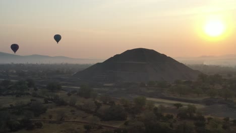 Vista-Aérea-Del-Globo-Aerostático-Volando-Sobre-Teotihuacan-México-Durante-El-Amanecer-Brumoso,-4k