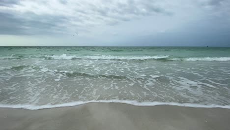 Ein-Entspannter-Tag-Am-Meer-Am-Sandstrand,-Während-Die-Wellen-Hereinrollen