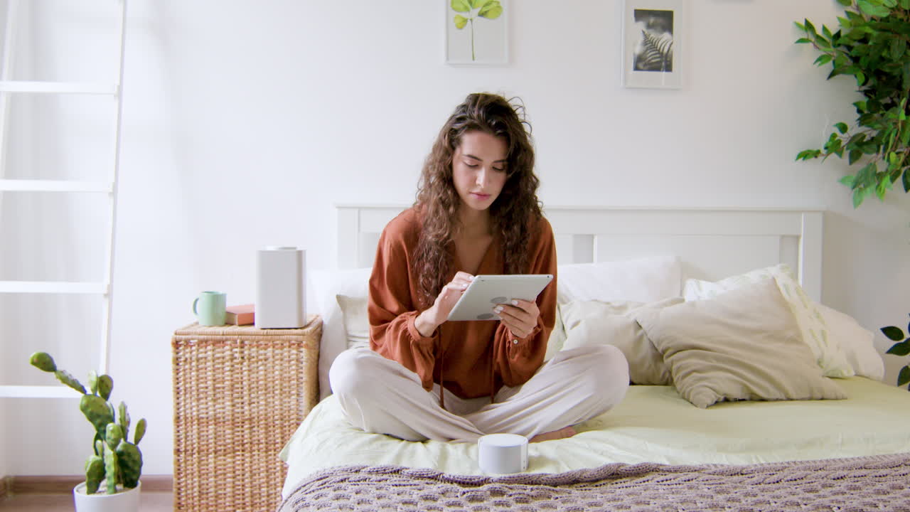 침대 에 앉아 있는 백인 여자