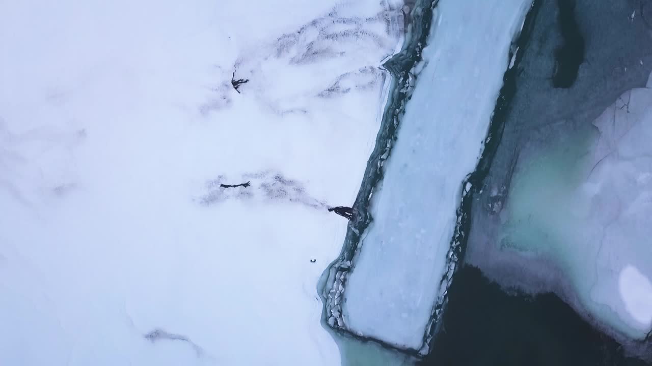 물속의 빙원 위의 빠른 움직임