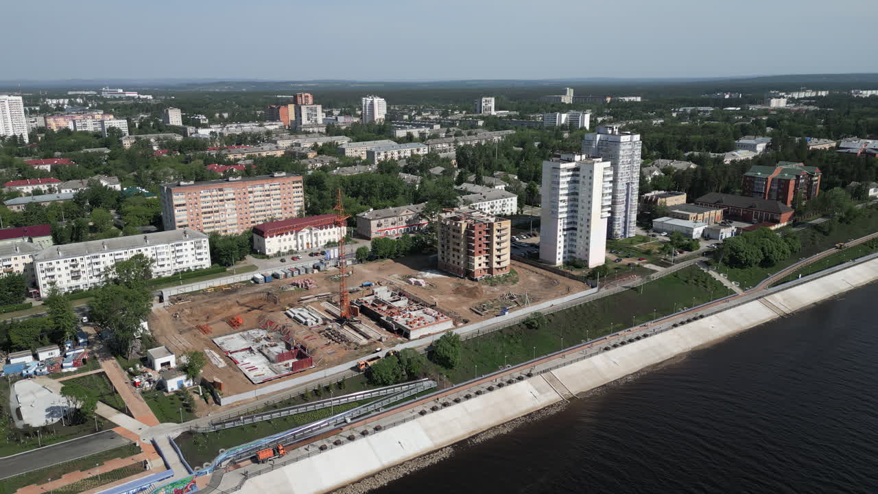 강 근처 에 있는 건설 현장 을 가진 도시 의 공중 사진