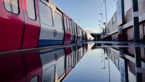 Eine-Reflexion-Der-Londoner-U-Bahn,-Die-Den-Bahnsteig-Verlässt