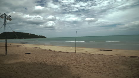 Vom-Strand-Aus-Auf-Den-Sand,-Das-Meer-Und-Den-Himmel-Blicken