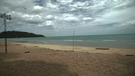 mirando la arena, el mar y el cielo desde la playa
