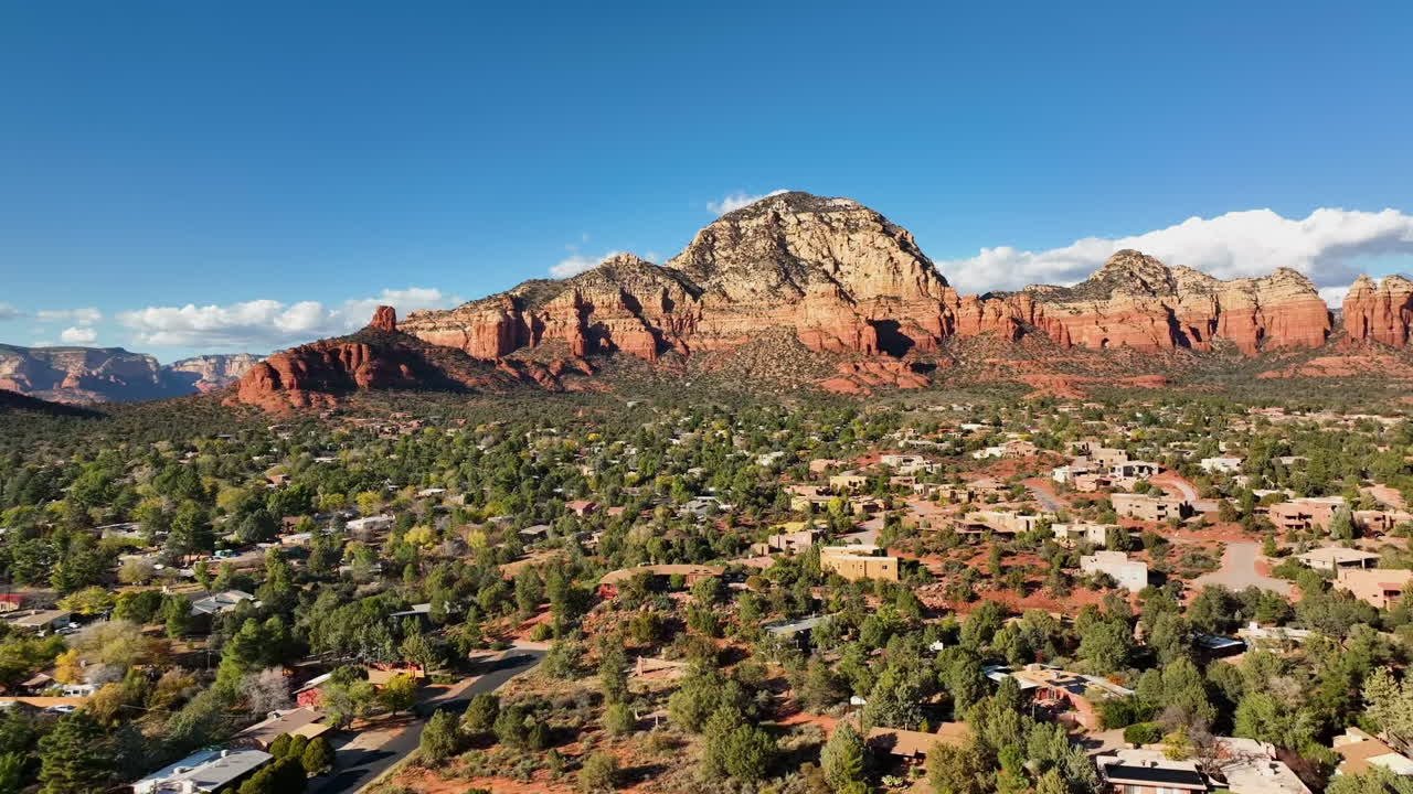 멀리 공항 메사 산이 있는 애리조나 세도나의 시네마틱 패닝 드론 샷