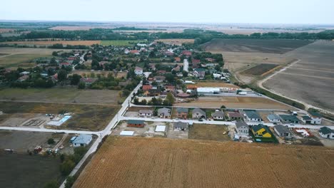 Drohnenschuss-über-Dem-Dorf-Und-Der-Landschaft