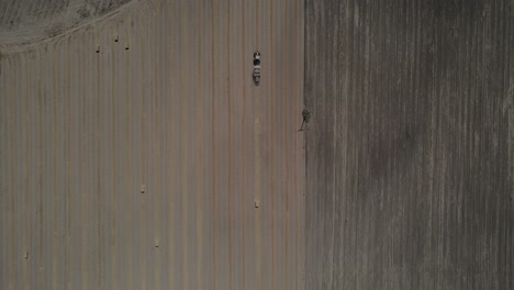vista desde arriba del tractor que trabaja en un campo amplio
