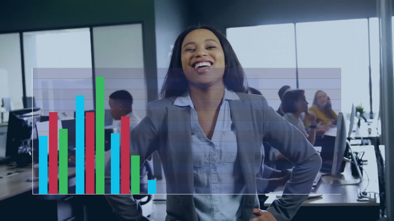 animação de processamento de dados financeiros sobre empresária afro-americana no escritório