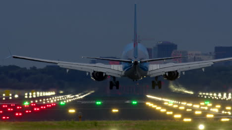 avión aterrizando en la noche