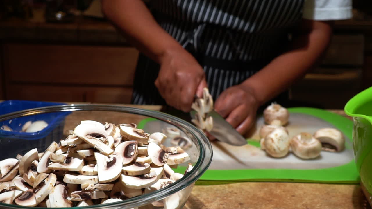 Cook chops button mushroom to slices and throws them into glass bowl