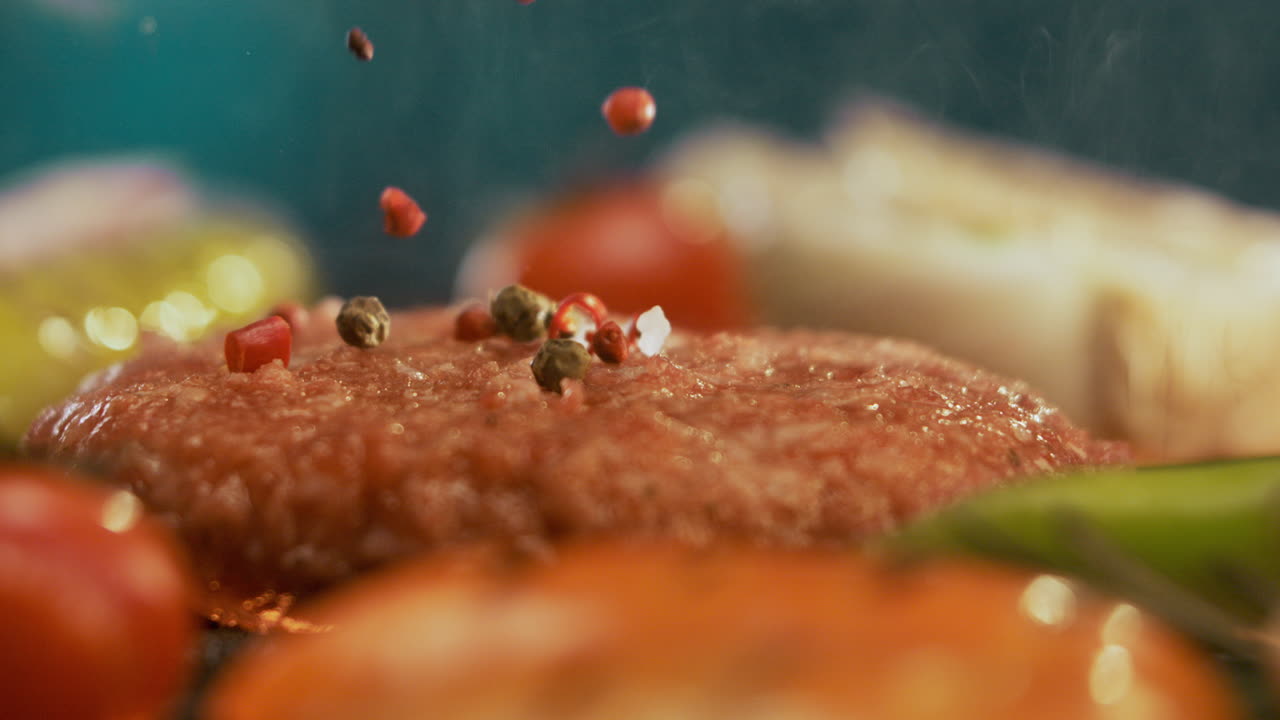 맛있는 집에서 만든 햄버거를 준비하고 있습니다.