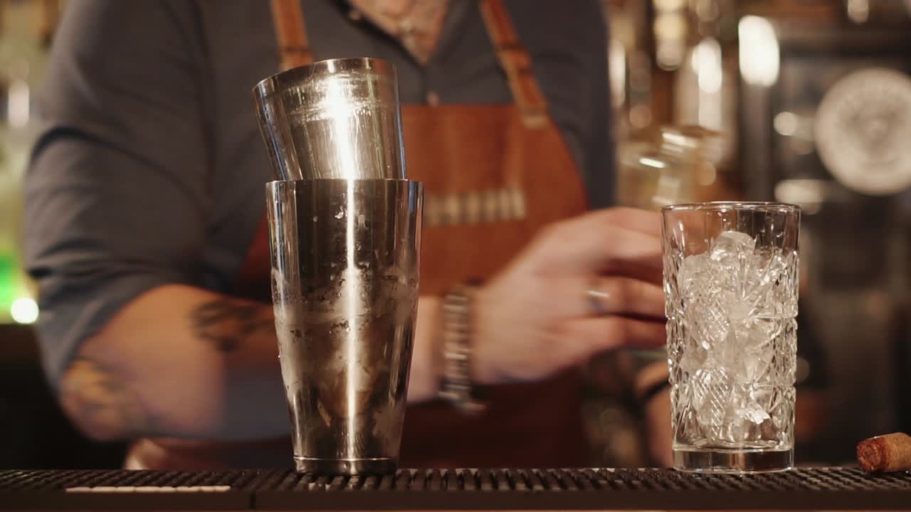 el camarero preparando cócteles.