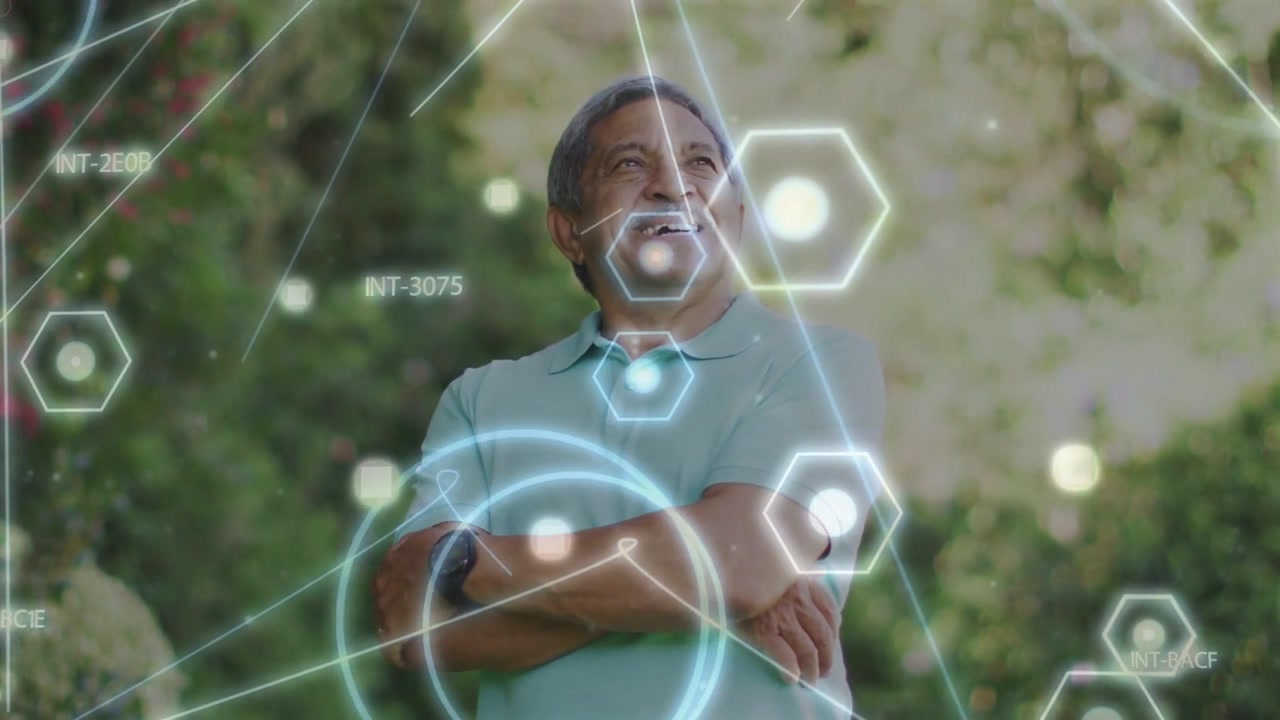 Uomo anziano in piedi a braccia incrociate in giardino, con un HUD AR che scansiona l'orologio, sorridendo mentre riceve dati tecnologici.