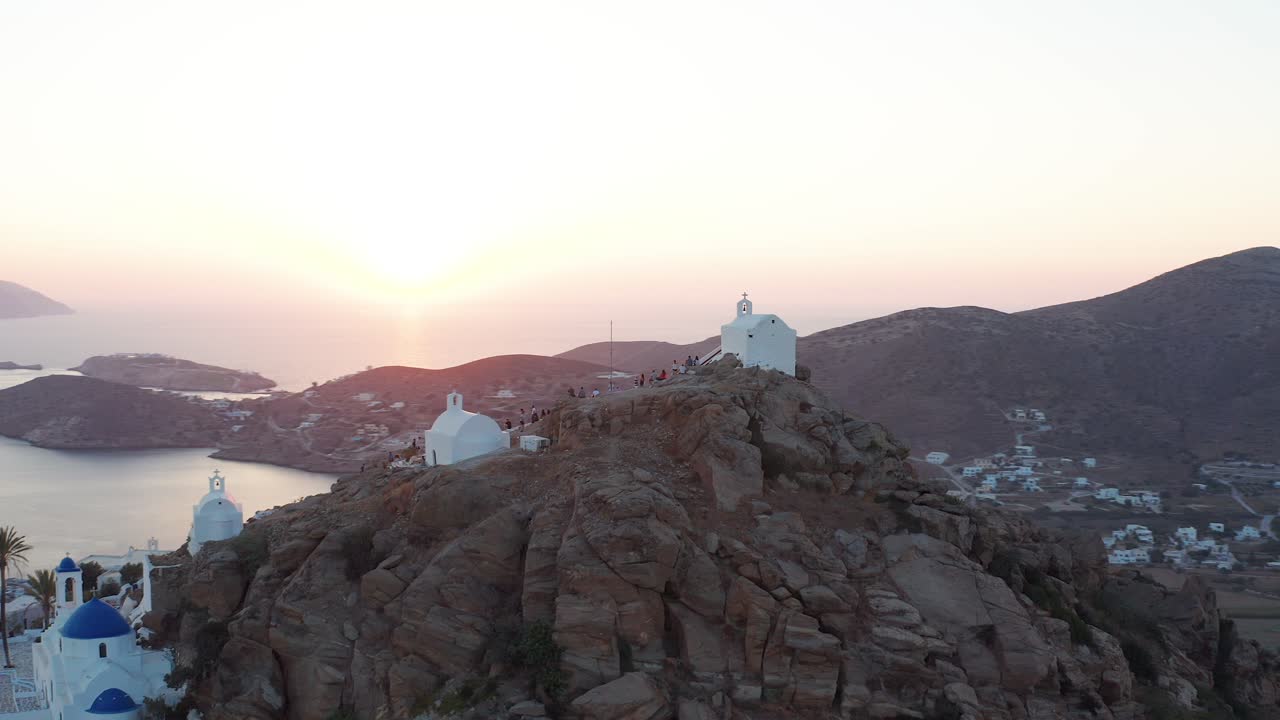 ios chora 섬 중심의 공중 드론 일몰 관점