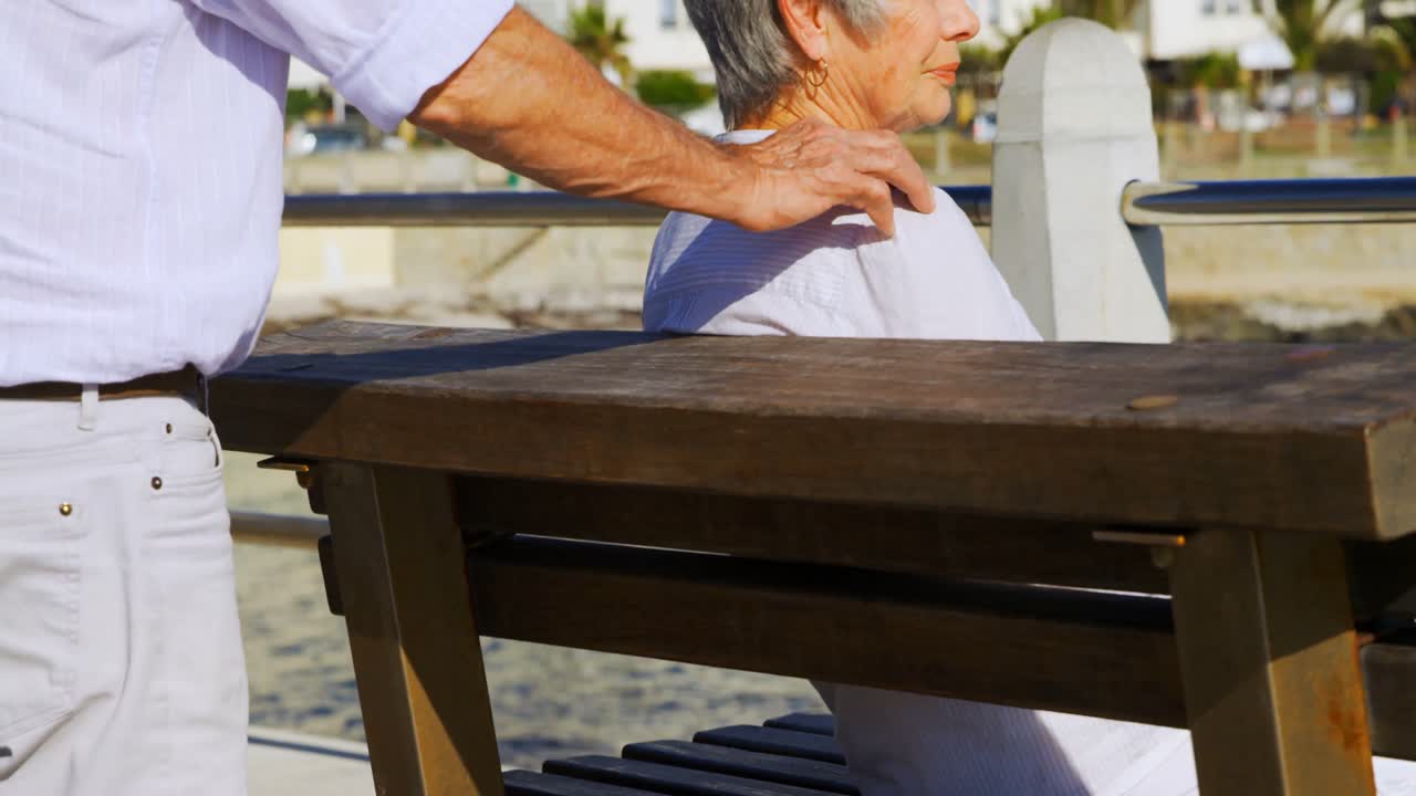 해변 근처에서 함께 시간을 보내는 노인 커플 4k