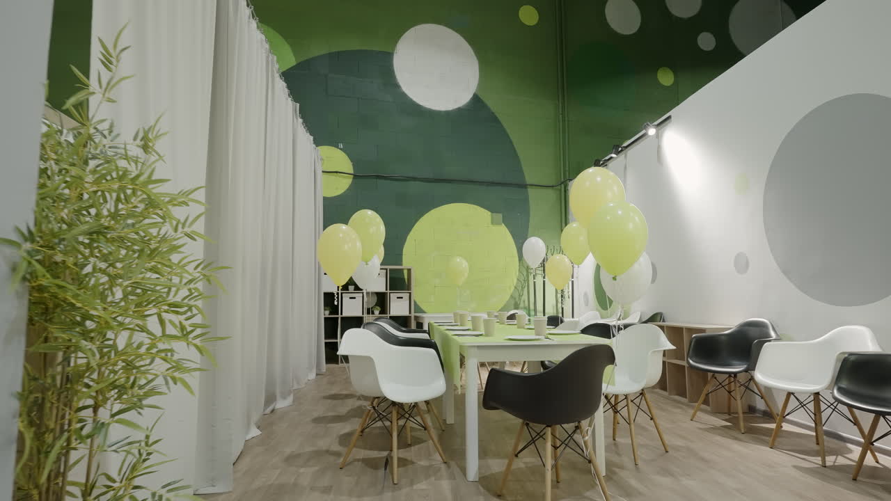 풍선 으로 장식 된 어린이 파티 방