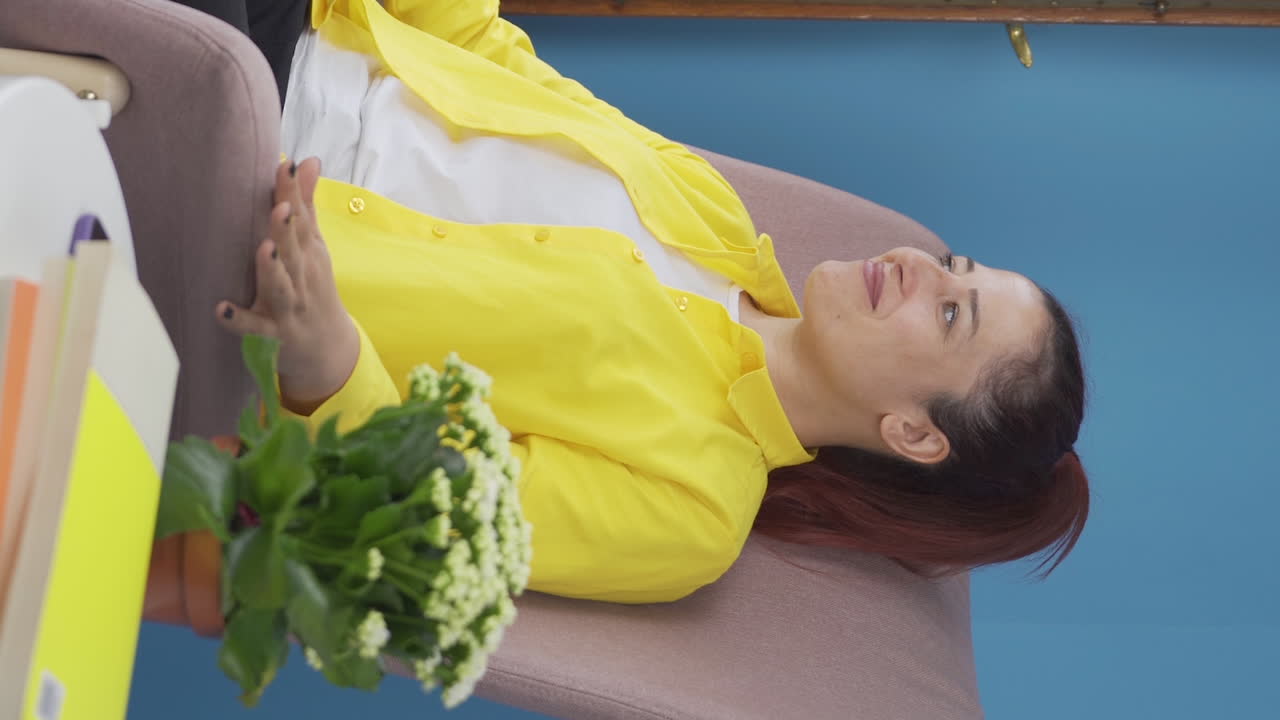 행복한 여성의 수직 비디오는 창밖을 바라보고 깊은 호흡을 취합니다.