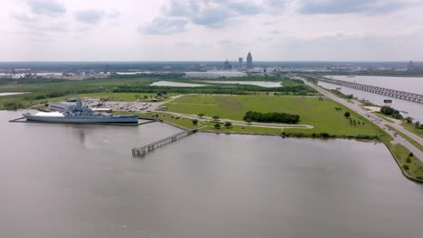 el acorazado uss alabama en mobile, alabama con el video del avión no tripulado estable