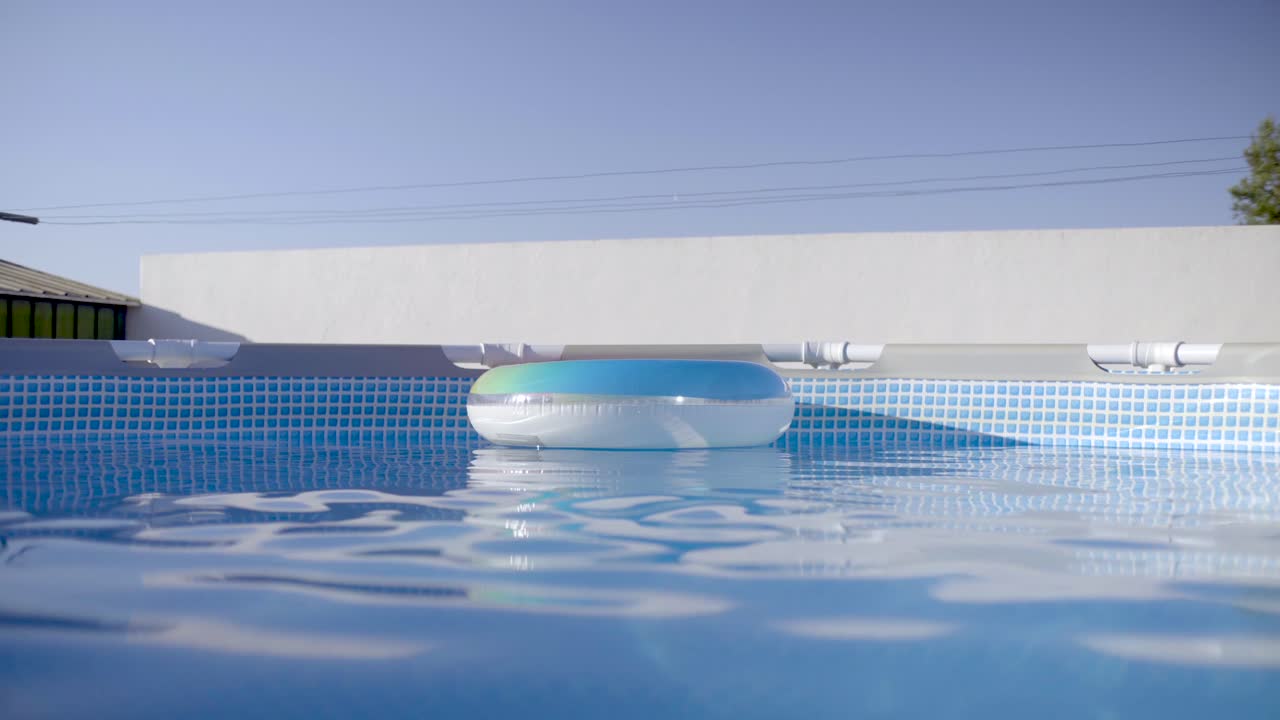 donuts coloridos que flotan alrededor de una piscina quedan en el agua