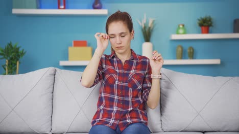 Mujer-Joven-Enferma-Con-Ojos-Llorosos.