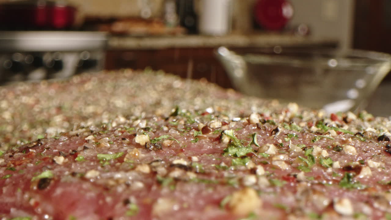 macro de cerca de las especias de condimento y la sal que se rocía sobre las costillas de carne de cerdo cruda