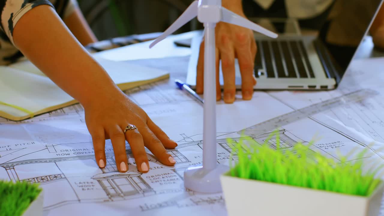 colegas de negocios discutiendo sobre el plan 4k