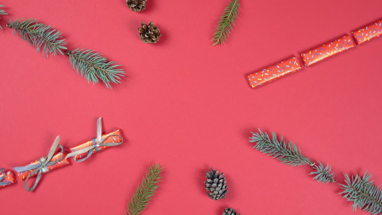 patrón abstracto de navidad rotación de 360 grados. ramas de abeto, caja de regalos y cono girando sobre fondo rojo.