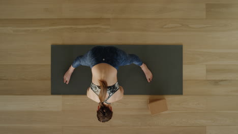 Vista-Superior-De-Una-Mujer-De-Yoga-Practicando-Una-Pose-De-Estrella-De-Cinco-Puntas-En-Un-Estudio-De-Ejercicios-Disfrutando-De-Un-Estilo-De-Vida-Saludable-Practicando-Meditación-En-Una-Colchoneta-De-Ejercicios