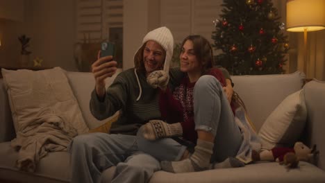 una pareja tomando una selfie en navidad.