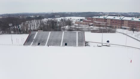 Antena-De-Campos-Deportivos-Escolares-Y-Gradas-Cubiertas-De-Nieve-Invernal