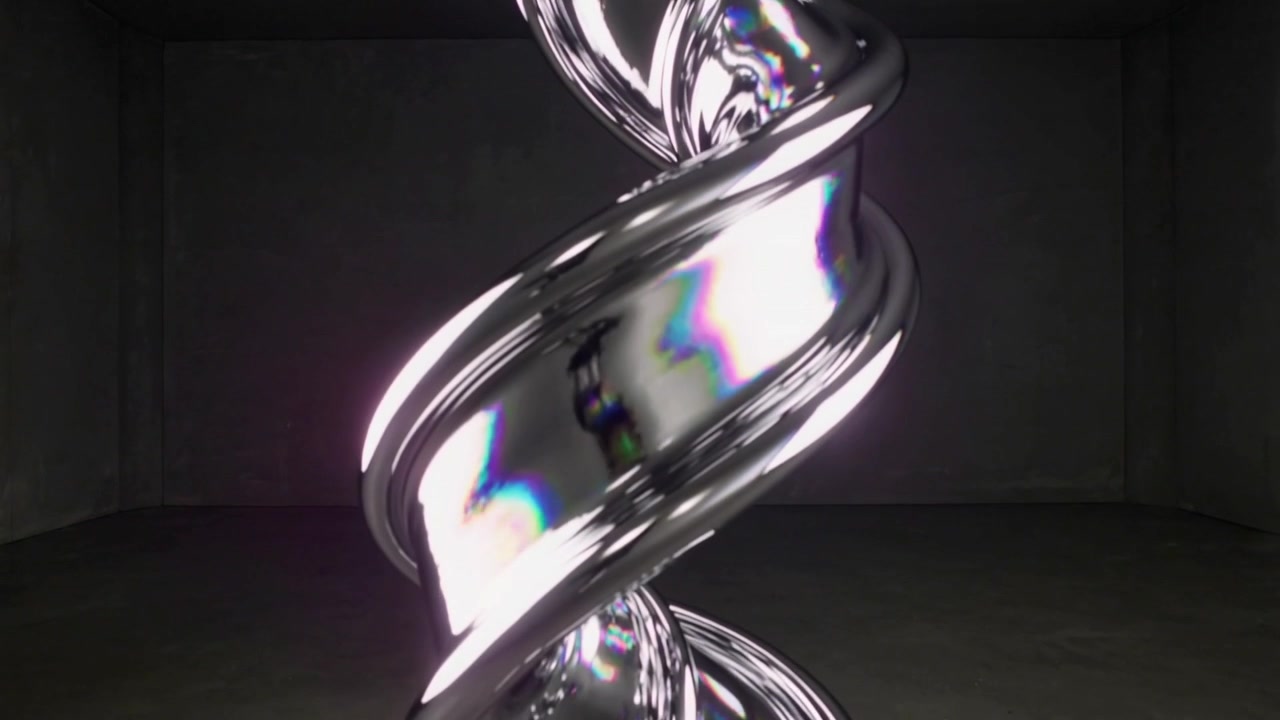Sich windende, polierte Chrom-Helix rotiert und sinkt in einem Betonraum herab, wobei sie Regenbogen-Glanzlichter zeigt.