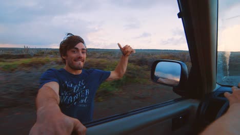 En-Este-Video-Se-Puede-Ver-A-Un-Joven-Colgado-Afuera-De-Un-Jeep-Conduciendo