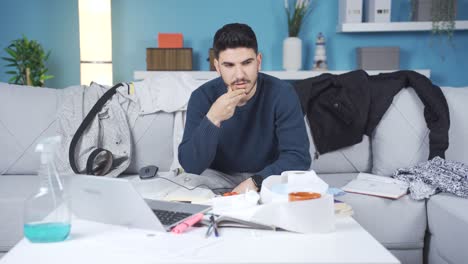 el hombre infeliz y deprimido es reflexivo y no se siente bien en casa.