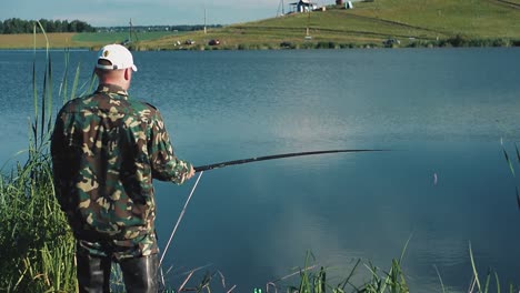 El-Pescador-Espera-Y-Luego-Saca-El-Pescado-Capturado.