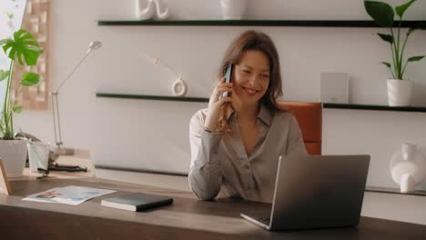 mujer de negocios que trabaja en una oficina moderna