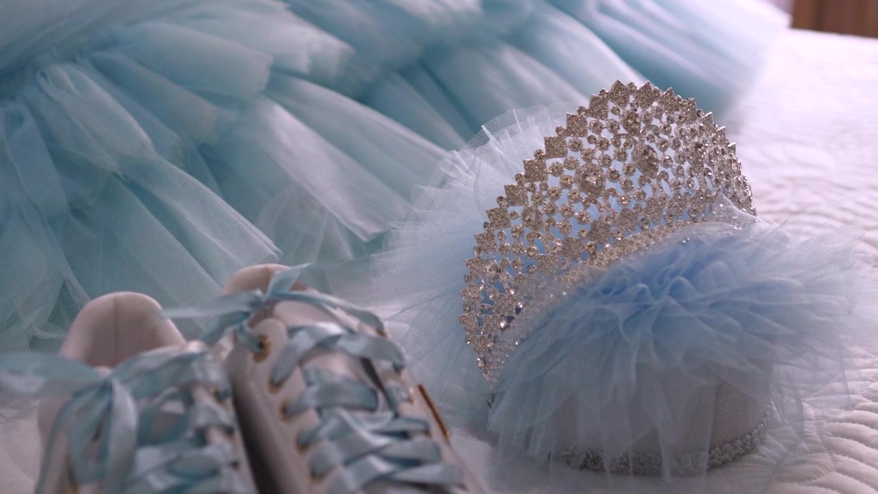 Close-up de acessórios de traje de debutante exibidos no quarto. Celebrações de aniversário hispânicas