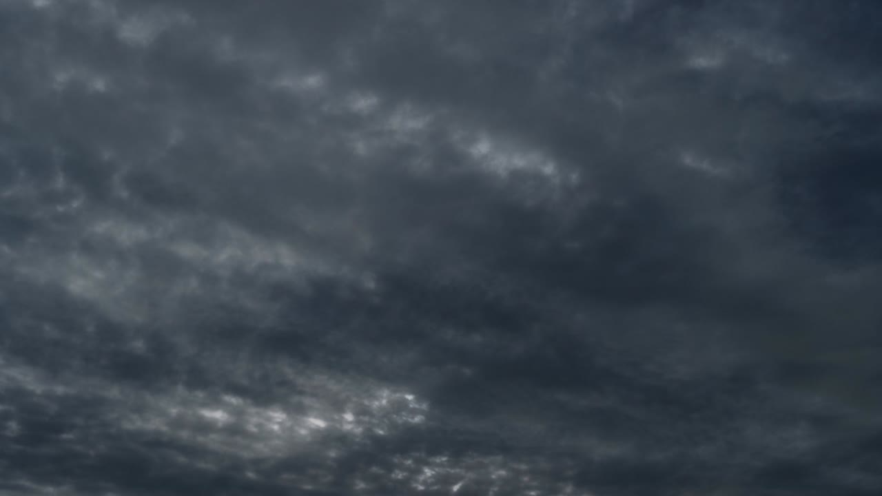 어두운 하늘에서 오른쪽에서 왼쪽으로 루프로 지속적으로 흐르는 회색 알토스트라투스 구름의 4k 원활한 시간 지연