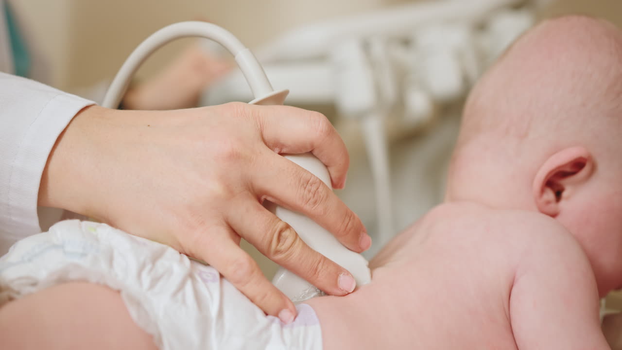 Medico che esegue un'ecografia su un neonato
