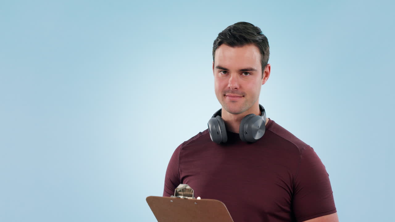 entrenador, pulgares hacia arriba y retrato para la aptitud