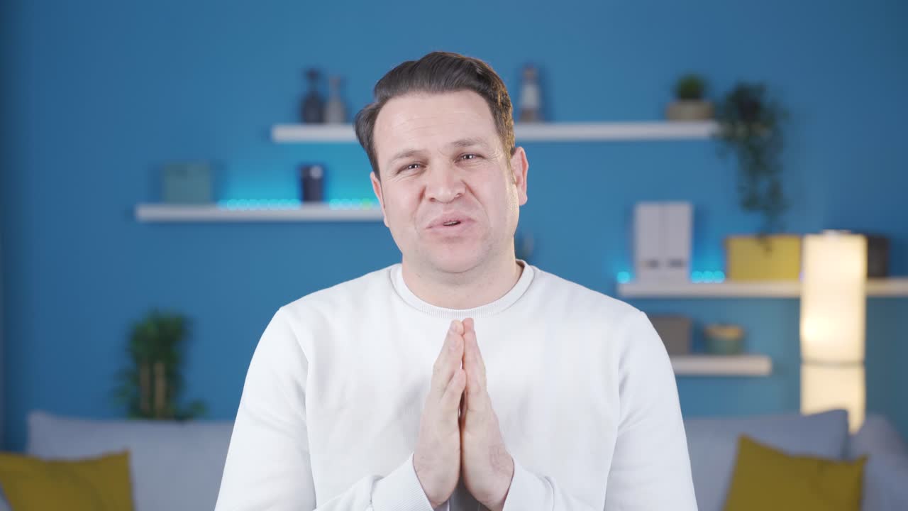 자비를 기다리는 남자는 귀 ⁇ 고 무고한 캐릭터를 취합니다.