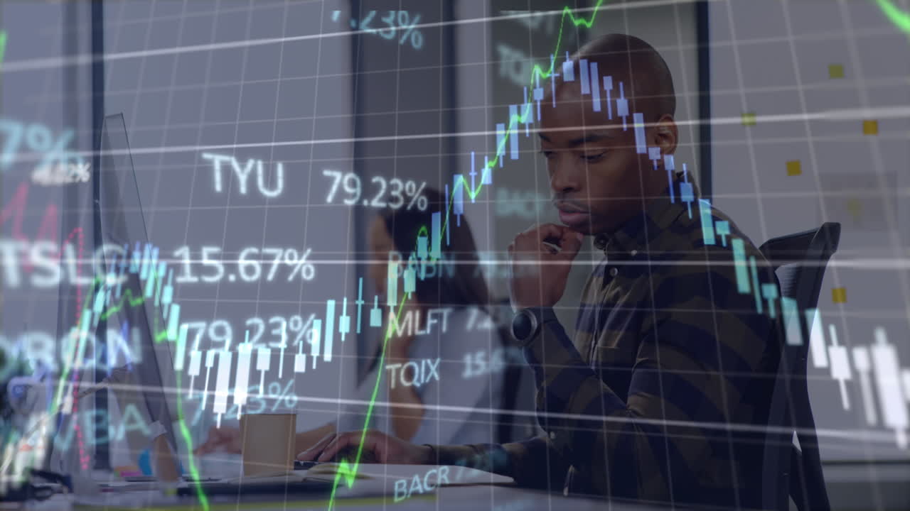 Animasjon av finansdatabehandling over forretningsfolk som bruker datamaskin