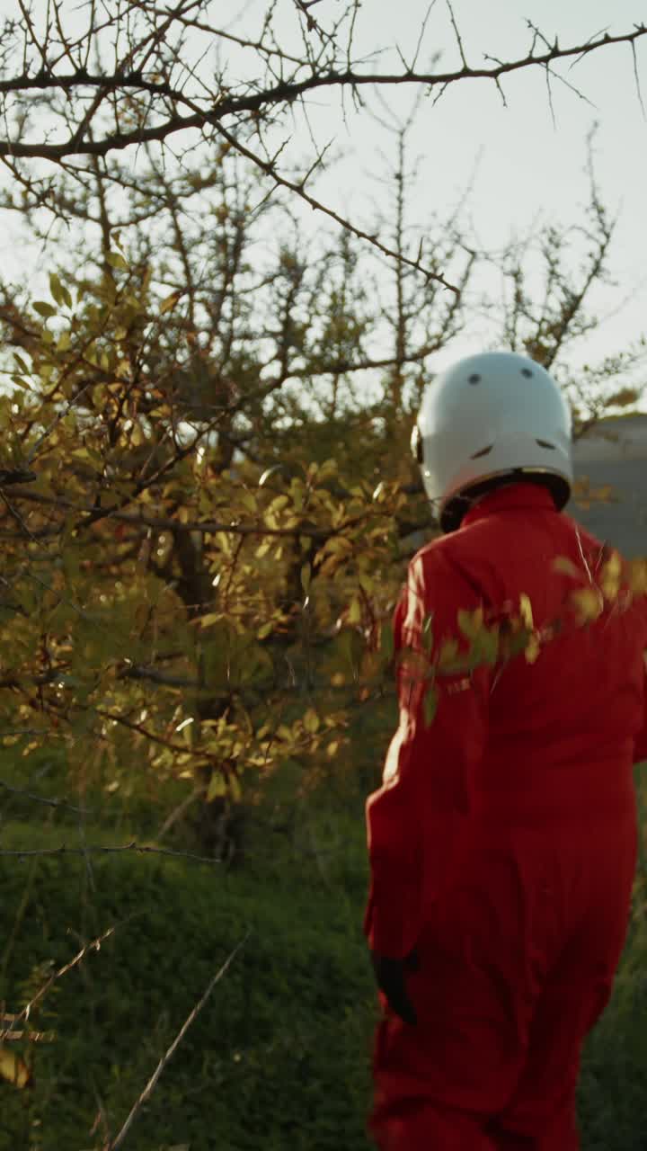 astronauta camina entre los árboles el follaje y la flora en el nuevo planeta