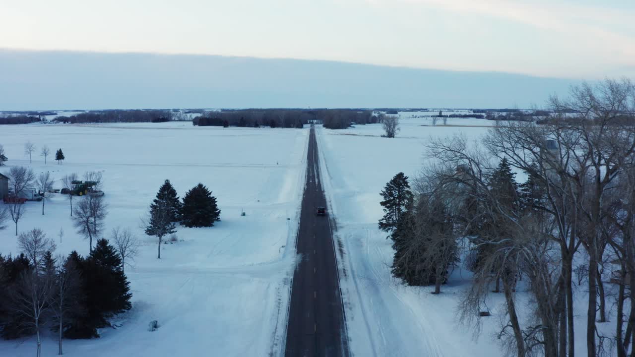 미네소타 시골 의 얼어붙은 도로 의 영화적 공중 전망