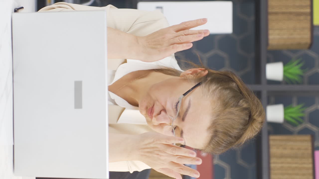 video vertical del retrato de una mujer de negocios preocupada.