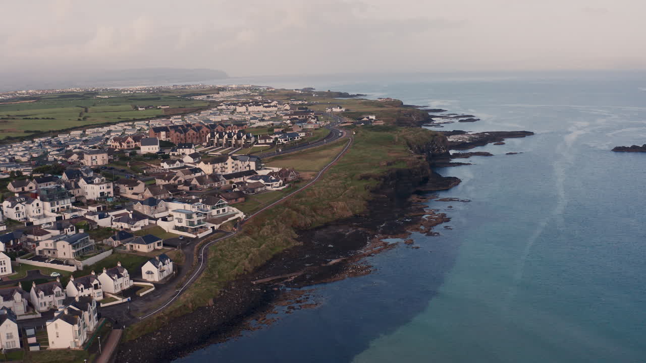 vista aérea de la ciudad costera