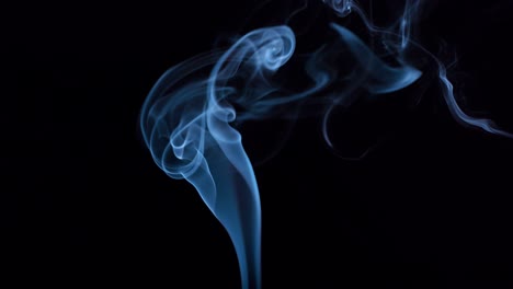 humo azul sobre un fondo negro.