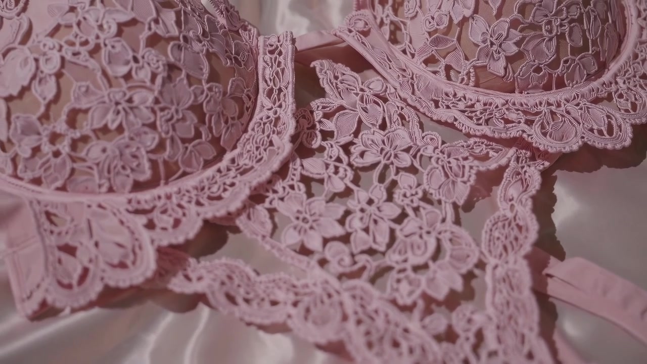 Lingerie de Renda Rosa Elegante sobre Fundo de Cetim Macio