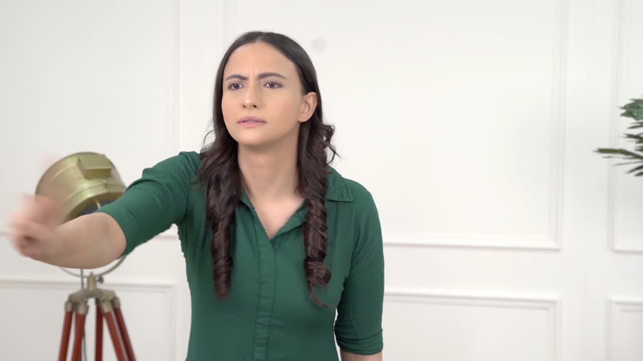 chica india enojada diciendo que no