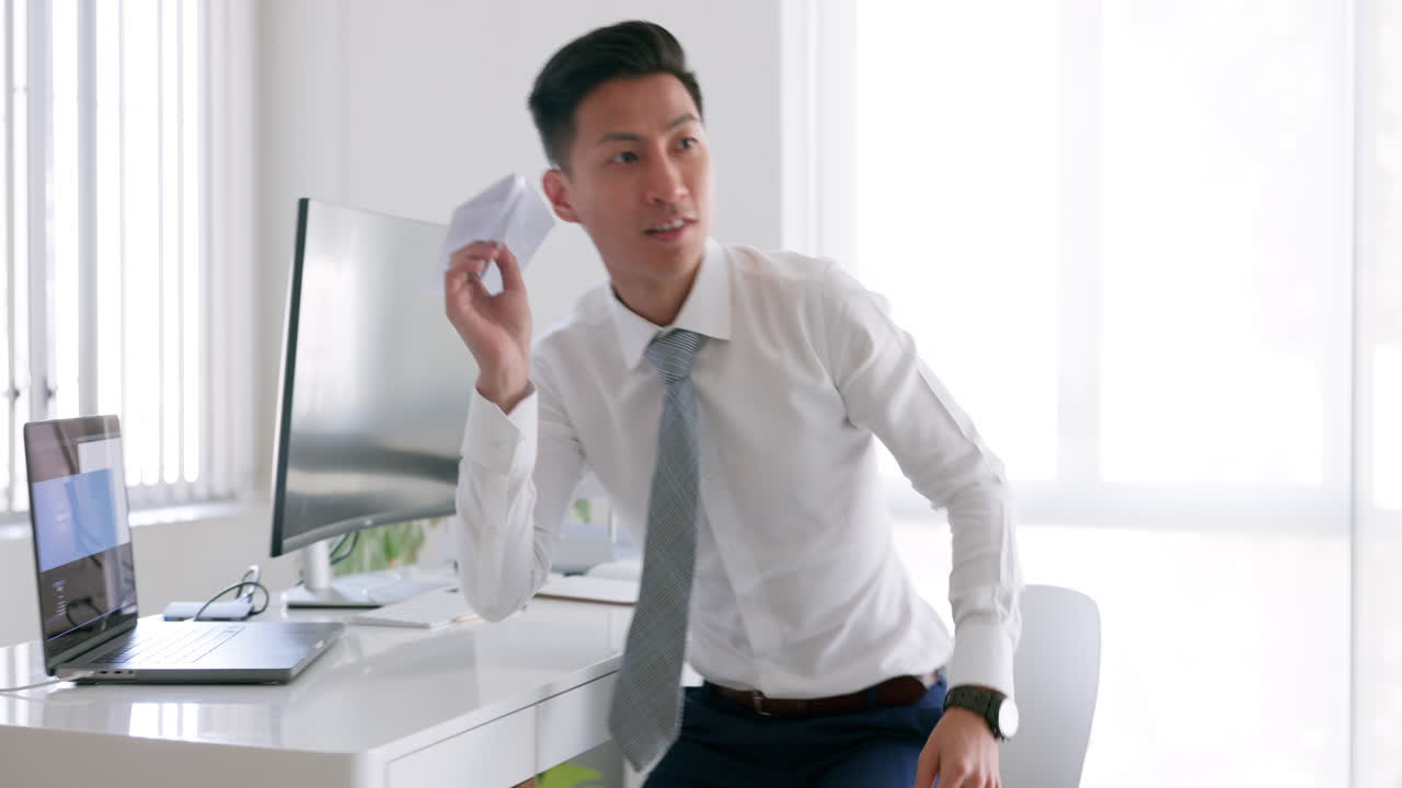 종이 제트와 함께 던지거나 놀거나 행복한 직원