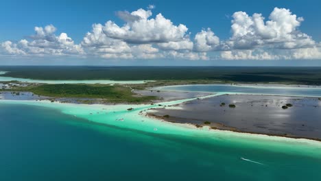 vista aérea siguiendo un barco que pasa por el canal de los piratas en la laguna de bacalar, en el soleado méxico